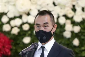西装这么多讲究？赌王葬礼学着装礼仪，何超琼姐弟政商大佬大不同图片