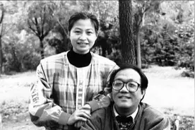 清华学霸沦为废人，却被小10岁美女倒追，他以笔为灯，照亮千万人图片