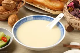 打豆浆时，黄豆泡好不能直接打，先煮一煮，豆浆更香浓更好喝图片