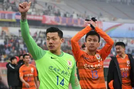 鲁能悍将骨折登热搜！队友晒昔日“1314”合照：我们一起等你图片