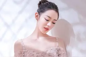 吉娜为了证明腿细，竟穿了条最显胖的"白丝袜"，这腿我不配拥有图片