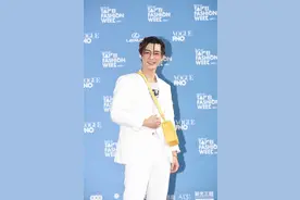 炎亚纶扎一头小辫穿一身白色西装现身机场，阳光帅气迷人图片
