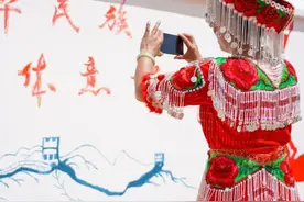 一天一个样！苗族乡亲生活节节高图片