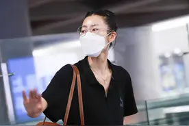 独家街拍：超模刘雯一袭黑色POLO，搭配牛仔裤，扎起头发复古美图片