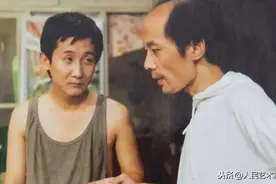 他是待业青年鼻祖，曾与葛优齐名，却称自己是业余演员，受角色限制转战幕后，当起了导演和制片人图片