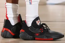 NBA球员上脚：詹姆斯穿科比球鞋，塔克又是2双狠货图片