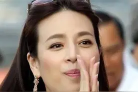 54岁泰国女首富魅力太大！穿泰国服饰优雅迷人，网友：身材太棒了图片