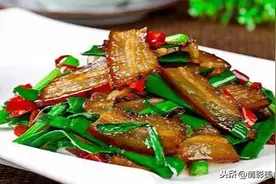 大蒜炒腊肉的家常做法，咸香美味，很下饭图片