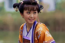 还记得《新还珠格格》里的金锁吗？她的腿还是那么长图片