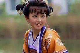 还记得《新还珠格格》里的金锁吗？她的腿还是那么长图片