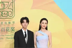 百花奖佟丽娅希腊女神裙，露拜拜肉，王俊凯瘦到认不出眼神不自信图片