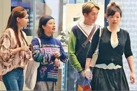 拿着15亿遗产，53岁港星与三位丰满女友同时出街，画面太精彩？图片