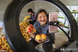 80岁老婆婆给孙子帮忙成了“女主播”，网友说“奶奶好可爱”图片