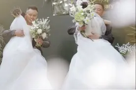 杨丽萍徒弟水月和同性爱人结婚，婚礼上甜蜜接吻，双方父亲到场图片