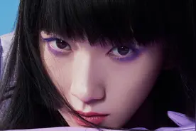 孟美岐出镜大片，穿薰衣草紫色套装，化身魔法少女图片
