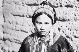 1934年青海互助县老照片，青春美丽喜欢骑毛驴的土族女子图片