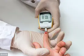 测血糖是上午好还是下午好？专家告知5个时间点，这样测更准确图片