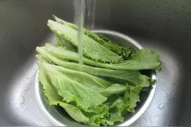 生菜最简单的做法，清淡翠绿，比炒的还好吃，汤汁都可以饱饭图片