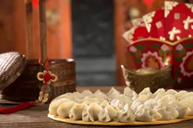 妻子准备年夜饭忙一天，水都没喝，因丈夫“玩笑话”，决定离婚图片