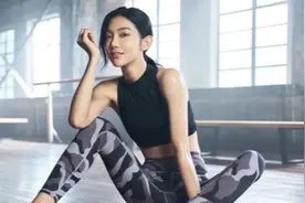 趁着炎热做一次性感辣妹，曾可妮教科书式热辣穿搭，太会了图片