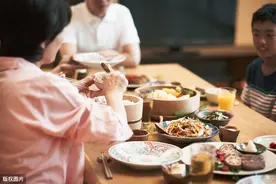 酒局上，领导说：“帮我买包烟”，傻子才急着买烟，聪明人这样做图片