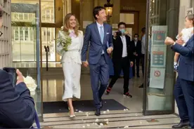 LV继承人结婚这么寒酸？新娘素颜没穿婚纱，手捧野花还很开心图片