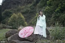 姑娘貌丑骇人，脸上长满赘瘤，鲍仙姑巧用一个方法解决图片