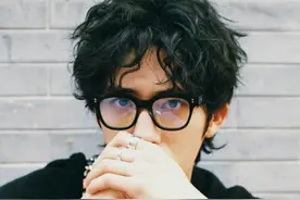 井柏然最新街拍来袭，卷发造型搭配黑框大眼镜，复古文艺图片