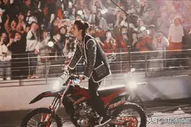 王一博《无感》首秀，水中跳舞炸翻全场，与心爱的大摩托一起跨年图片