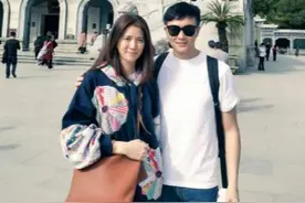 袁咏仪晒出游照，张智霖乖巧陪伴像小孩，配合默契恩爱甜蜜图片