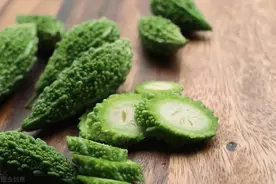 多吃苦瓜降血糖，胜过二甲双胍？辟谣：信食疗乱停药，风险很大图片