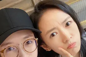顶多二十！江疏影晒与童瑶比耶卖萌合影，笑称：我们三十而已图片