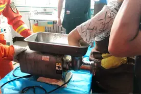 惊！临沭一水饺店年轻老板娘竟将手卷进绞肉机图片