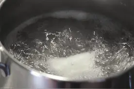 荒唐！丈夫逼着妻子把手伸进沸腾的油锅，只为测试她是否说谎图片