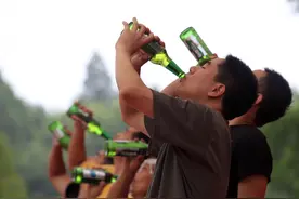体检发现尿酸升高，三种食物一定要戒掉，痛风离你仅一步之遥图片