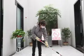 帮老人提裤子，蹲位干净如新，西安这位保洁员把公厕维护得不像公厕了图片