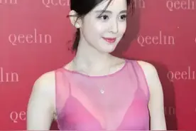 有一种“小性感”叫古力娜扎！一袭“透视”礼服，“事业线”十足图片