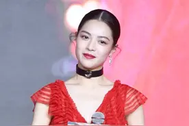 春天要换低领了！戴上Chocker“颈上添花”图片