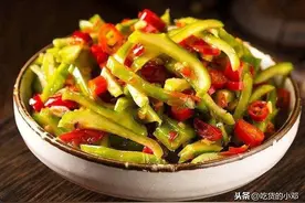 扁厚的豆角，不用炒的做法，用剁椒腌制，酸辣爽脆，拌饭和粥开胃图片