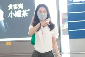 赵今麦现身机场，背绿色小包格外吸睛图片