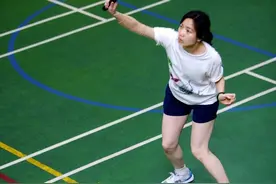 羽毛球反手高远球难吗？其实并不难，只是我们练习方式不对而已图片