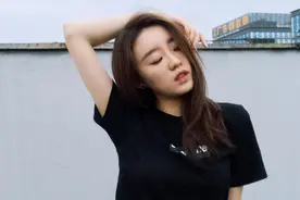 “林有有”张月私服穿搭真时髦，黑T恤配牛仔短裤，不要再骂她了图片