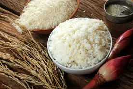 煮米饭时，别只加清水下锅！水里多加这2味，米饭香甜全家爱吃图片