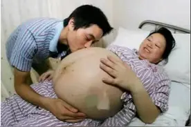 产妇生下双胞胎，护士准备去报喜，医生低头一看，却捂住护士的嘴图片