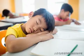 搞笑：为什么费小明同学在班上总是最后一名？脑筋急转弯图片