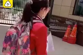女孩长胖30斤穿不上校服，被亲妈嘲笑，孩子哭着要妈删视频图片