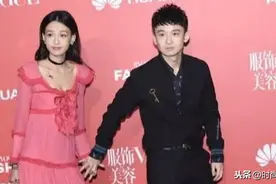 童颜夫妇恩爱现身，孙怡一身粉嫩穿搭少女感十足，董子健体贴陪伴图片
