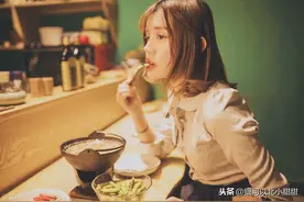 喝完茶胃很饿：茶多酚里这类物质高达75%，多喝会年轻图片