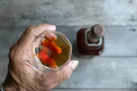 手凉脚麻喝神仙枸杞酒图片