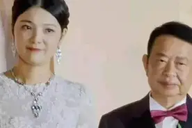 63岁中国富豪娶38岁娇妻被嘲：要钱和要爱，没有高低贵贱之分图片